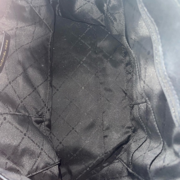 Jet Set Medium Saffiano Leather Top-Zip Tote Bag - Picture 9 of 14